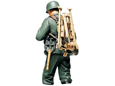 1/16 WWII ドイツ機関銃チーム装填手(三脚架搬送)